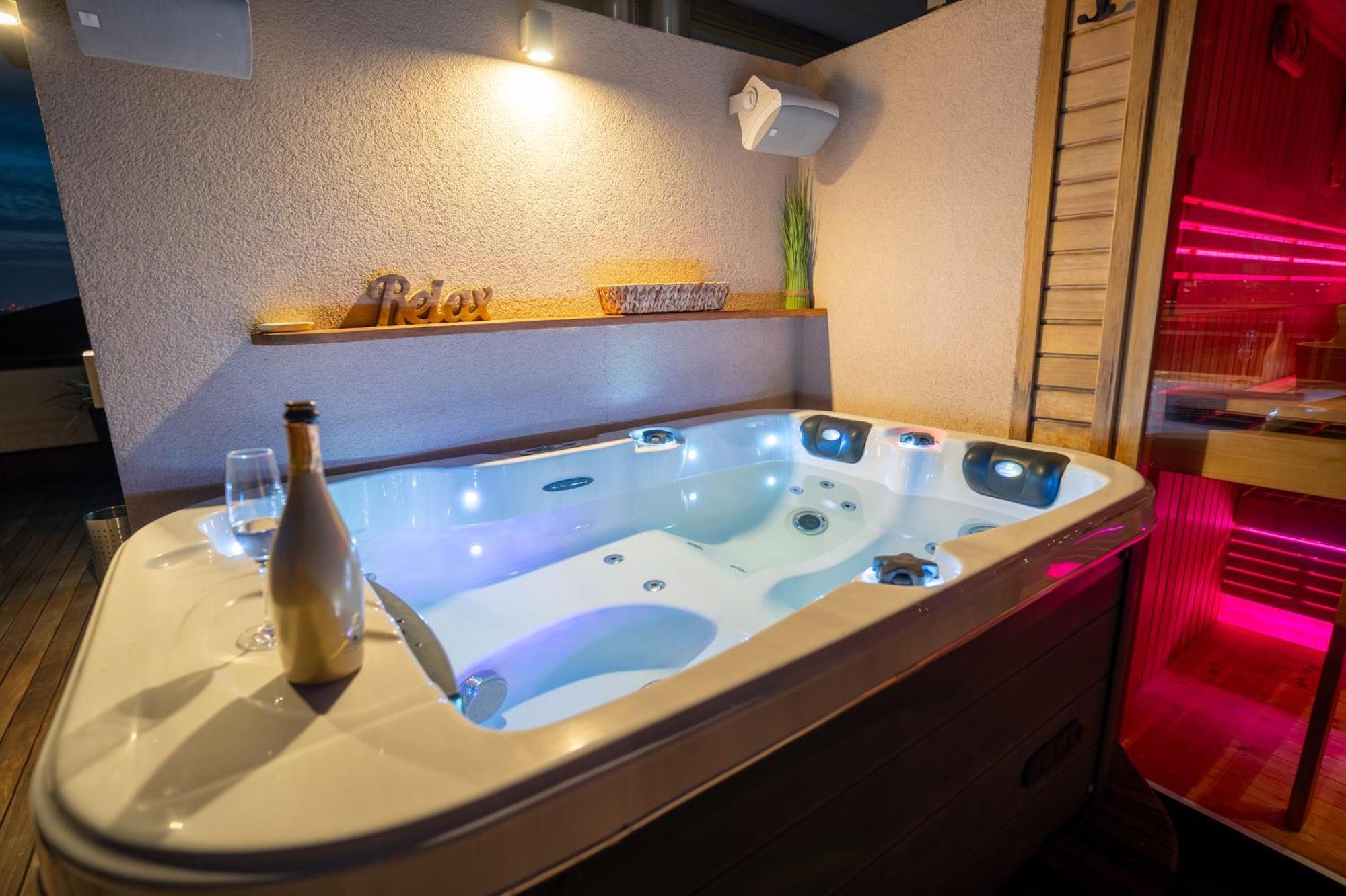 Luxury Rooftop Appartment With Fantastic Views Praha Bagian luar foto
